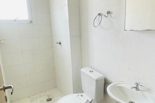 Banheiro de apartamento para alugar com 2 quartos, 57m² em Jardim Isis, Cotia