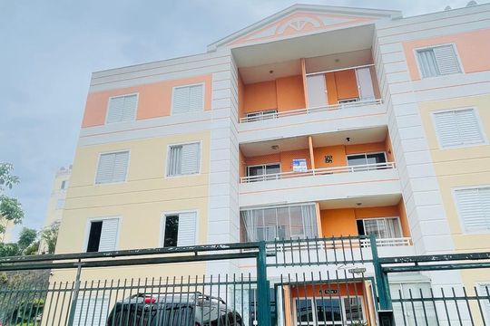 Fachada com Placa instalada na varanda de apartamento para alugar com 2 quartos, 57m² em Jardim Isis, Cotia