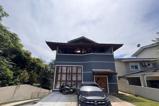 Fachada de casa de condomínio para alugar com 4 quartos, 550m² em Parque das Rosas, Cotia
