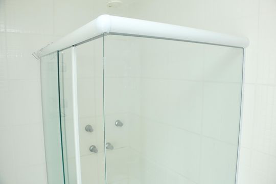 Banheiro de apartamento para alugar com 2 quartos, 48m² em Jardim Tropical, Nova Iguaçu