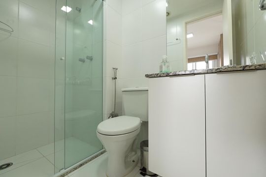 Banheiro de kitnet/studio para alugar com 1 quarto, 28m² em Aclimação, São Paulo