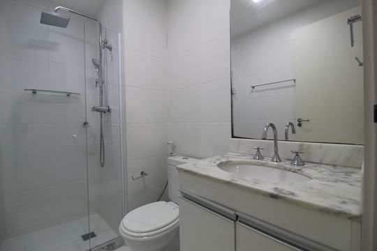 Banheiro Social de apartamento à venda com 3 quartos, 120m² em Barra Olímpica, Rio de Janeiro