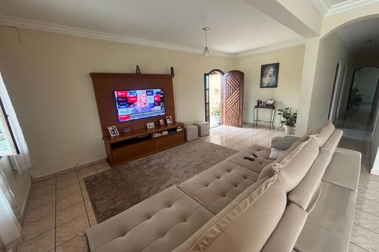 Sala de estar de casa à venda com 3 quartos, 280m² em Jardim Petropolis, Ribeirão Pires