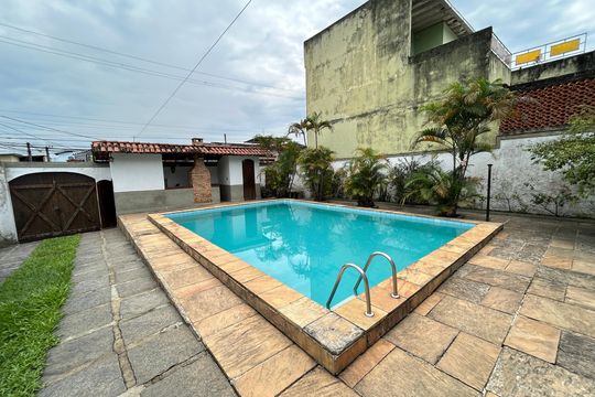 Piscina de casa à venda com 5 quartos, 260m² em Realengo, Rio de Janeiro