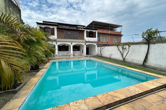 Piscina de casa à venda com 5 quartos, 260m² em Realengo, Rio de Janeiro