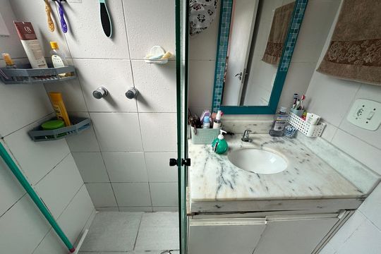 Banheiro da Suíte de apartamento à venda com 2 quartos, 56m² em Vila Iracema, Barueri