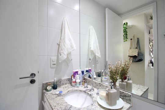 Banheiro da suíte  de apartamento para alugar com 2 quartos, 60m² em Anil, Rio de Janeiro