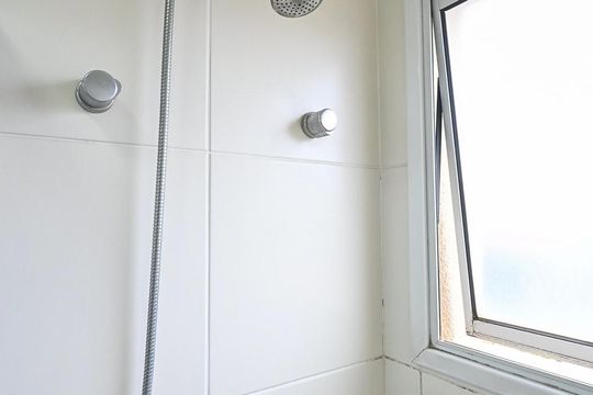 Banheiro da Suíte de apartamento para alugar com 3 quartos, 93m² em Jardim Henriqueta, Taboão da Serra