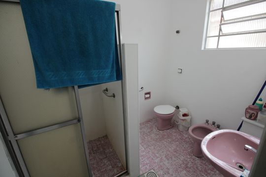 Banheiro da Suíte 1 de casa para alugar com 2 quartos, 282m² em Bom Retiro, Santos