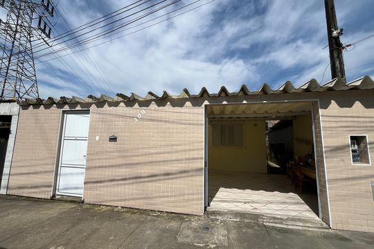 Fachada de casa para alugar com 2 quartos, 282m² em Bom Retiro, Santos