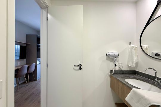 Banheiro de kitnet/studio para alugar com 1 quarto, 24m² em Vila Cordeiro, São Paulo