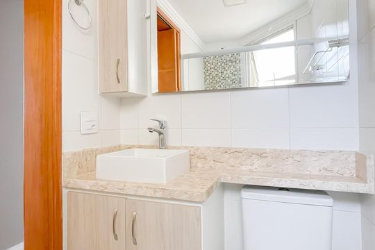 Banheiro de apartamento para alugar com 2 quartos, 55m² em Bandeiras, Osasco