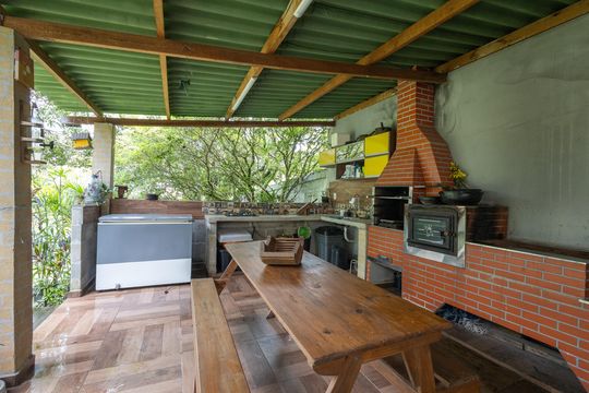 Área externa de casa para alugar com 5 quartos, 1063m² em Chacaras Igarapes, Jacareí