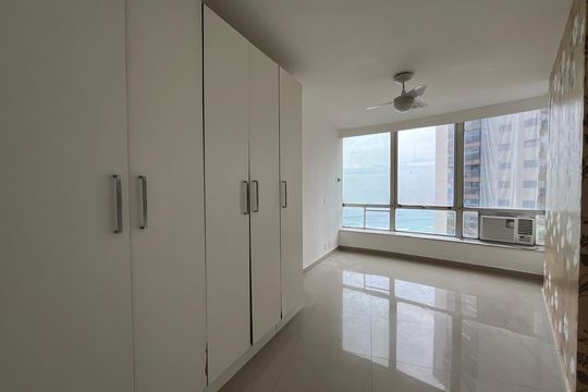 Quarto da suíte de apartamento para alugar com 2 quartos, 90m² em Barra da Tijuca, Rio de Janeiro