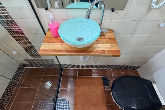 Banheiro de serviço de apartamento para alugar com 1 quarto, 65m² em Loteamento Joao Batista Juliao, Guarujá