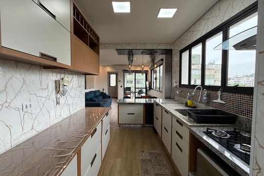 Cozinha de apartamento para alugar com 1 quarto, 65m² em Loteamento Joao Batista Juliao, Guarujá