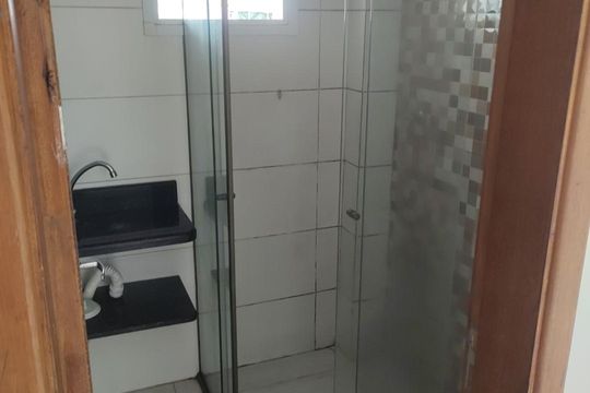 Banheiro de casa de condomínio para alugar com 2 quartos, 55m² em Parque das Americas, Praia Grande