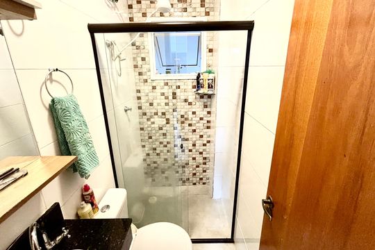 Banheiro de apartamento à venda com 2 quartos, 38m² em Parque Paineiras, São Paulo