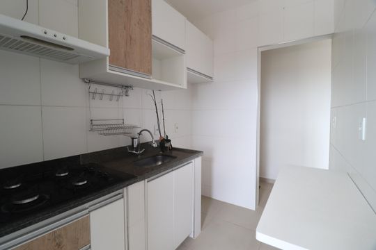 Cozinha de apartamento para alugar com 2 quartos, 55m² em Santa Mônica, Uberlândia
