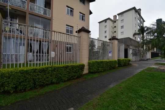 Fachada do condomínio de apartamento à venda com 3 quartos, 69m² em Capão Raso, Curitiba