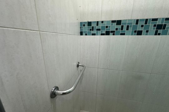 Banheiro da Suíte de apartamento para alugar com 4 quartos, 150m² em Centro, São Vicente