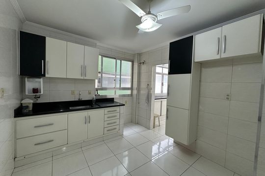 Cozinha de apartamento para alugar com 4 quartos, 150m² em Centro, São Vicente