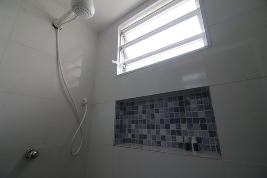 Banheiro de apartamento para alugar com 1 quarto, 38m² em Barra Olímpica, Rio de Janeiro