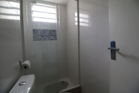 Banheiro de apartamento para alugar com 1 quarto, 38m² em Barra Olímpica, Rio de Janeiro