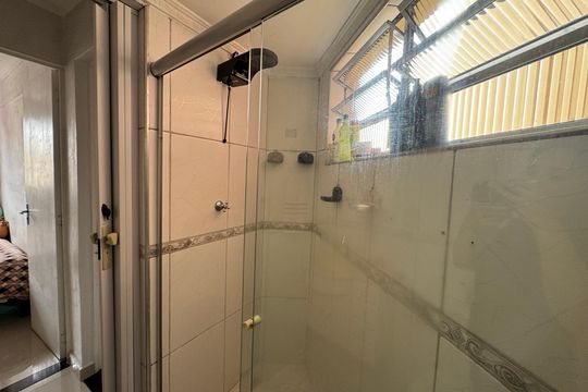 Banheiro de apartamento à venda com 2 quartos, 55m² em Bandeiras, Osasco