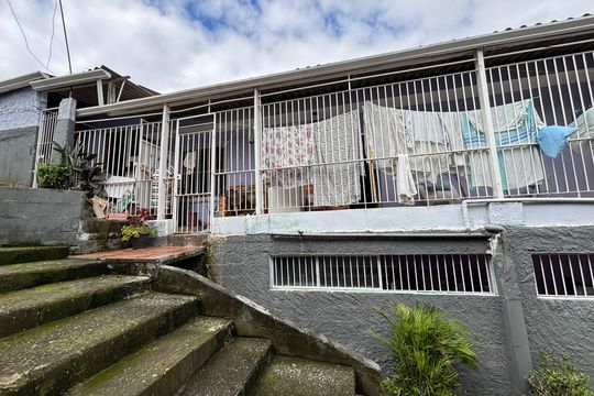 Fachada de casa para alugar com 2 quartos, 80m² em Jardim Nomura, Cotia