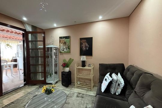 Sala de casa para alugar com 2 quartos, 80m² em Jardim Nomura, Cotia
