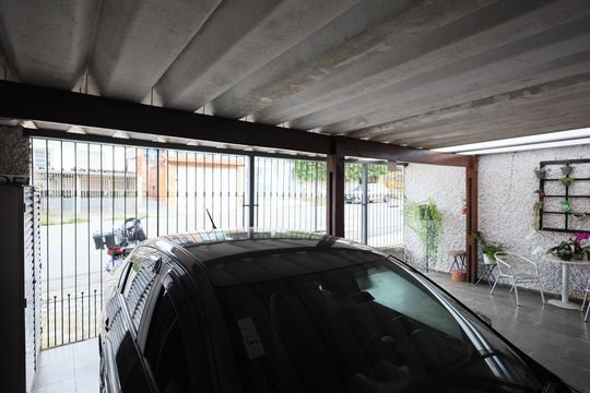 Garagem de casa à venda com 4 quartos, 232m² em Quitaúna, Osasco
