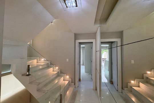 Hall Dormitórios de casa de condomínio para alugar com 6 quartos, 382m² em Barra da Tijuca, Rio de Janeiro