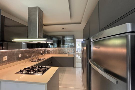 Cozinha de casa de condomínio para alugar com 6 quartos, 382m² em Barra da Tijuca, Rio de Janeiro