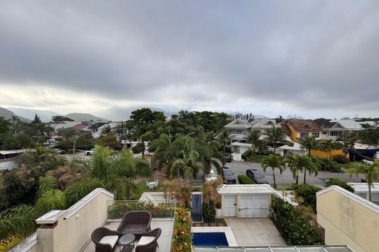 Sótão - Sala - Vista de casa de condomínio para alugar com 6 quartos, 382m² em Barra da Tijuca, Rio de Janeiro
