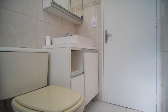 Banheiro de apartamento à venda com 2 quartos, 48m² em Canudos, Novo Hamburgo