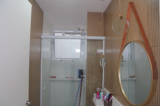 Banheiro de apartamento para alugar com 2 quartos, 48m² em Fazenda Caguaçu, São Paulo