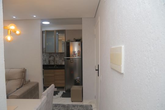Vista do corredor para a cozinha de apartamento para alugar com 2 quartos, 48m² em Fazenda Caguaçu, São Paulo
