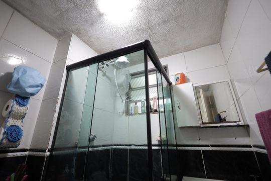 Banheiro de apartamento à venda com 2 quartos, 56m² em Jardim das Maravilhas, Santo André