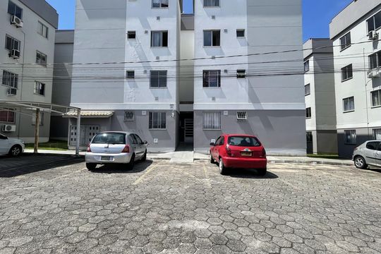 Fachada do bloco de apartamento para alugar com 2 quartos, 48m² em Bom Viver, São José