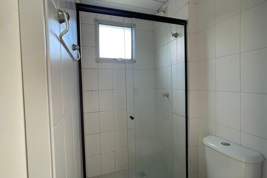Banheiro de apartamento para alugar com 2 quartos, 48m² em Bom Viver, São José