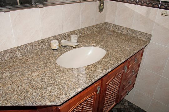 Banheiro serviço de casa de condomínio para alugar com 3 quartos, 920m² em Loteamento Banespa, Vinhedo