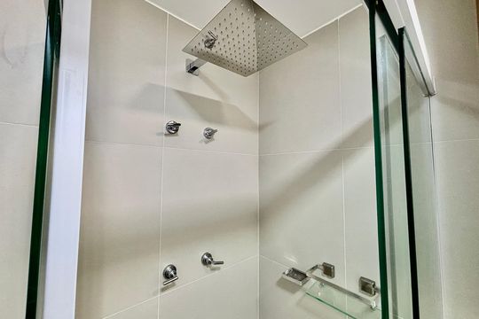 Banheiro de kitnet/studio à venda com 1 quarto, 25m² em Pinheiros, São Paulo