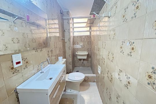 Banheiro de apartamento à venda com 2 quartos, 50m² em Vila Valqueire, Rio de Janeiro
