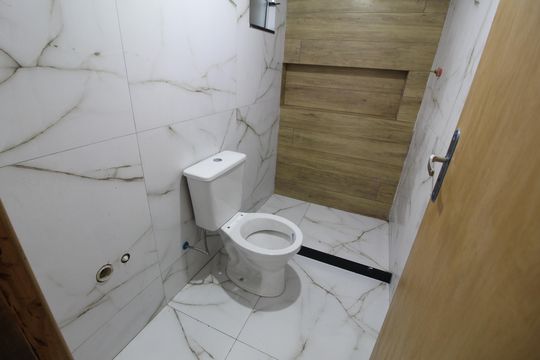 Banheiro de casa de condomínio para alugar com 2 quartos, 81m² em Jacarepaguá, Rio de Janeiro