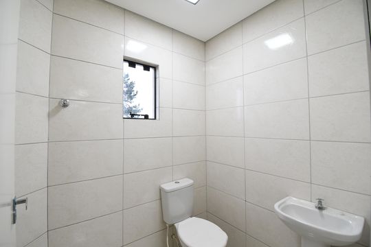 Lavabo de apartamento para alugar com 1 quarto, 77m² em Quissisana, São José dos Pinhais