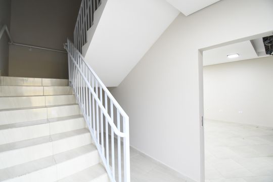 Escadas de apartamento para alugar com 1 quarto, 77m² em Quissisana, São José dos Pinhais