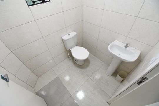 Lavabo de apartamento para alugar com 1 quarto, 77m² em Quissisana, São José dos Pinhais