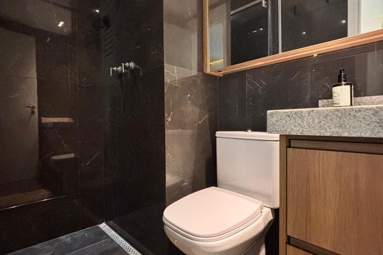 Banheiro de kitnet/studio para alugar com 1 quarto, 27m² em Vila Nova Conceição, São Paulo