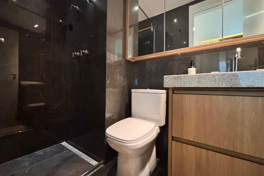 Banheiro de kitnet/studio para alugar com 1 quarto, 27m² em Vila Nova Conceição, São Paulo
